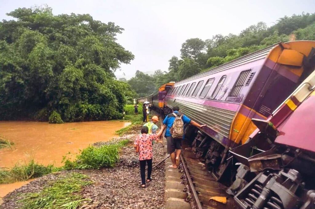 Les fortes pluies font dérailler un train en Thaïlande
