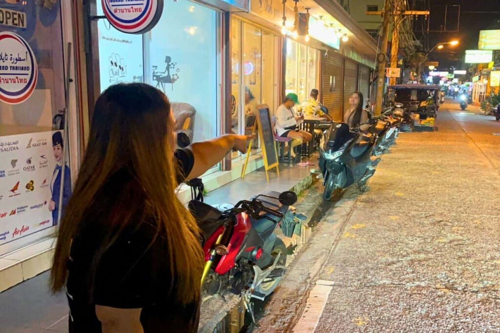 Des adolescents agressent les touristes à Pattaya en Thaïlande