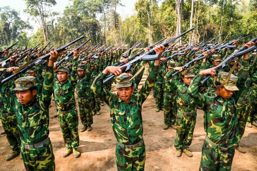 Le Myanmar dépassé par les attaques des rebelles, la Thaïlande par l'afflux de réfugiés