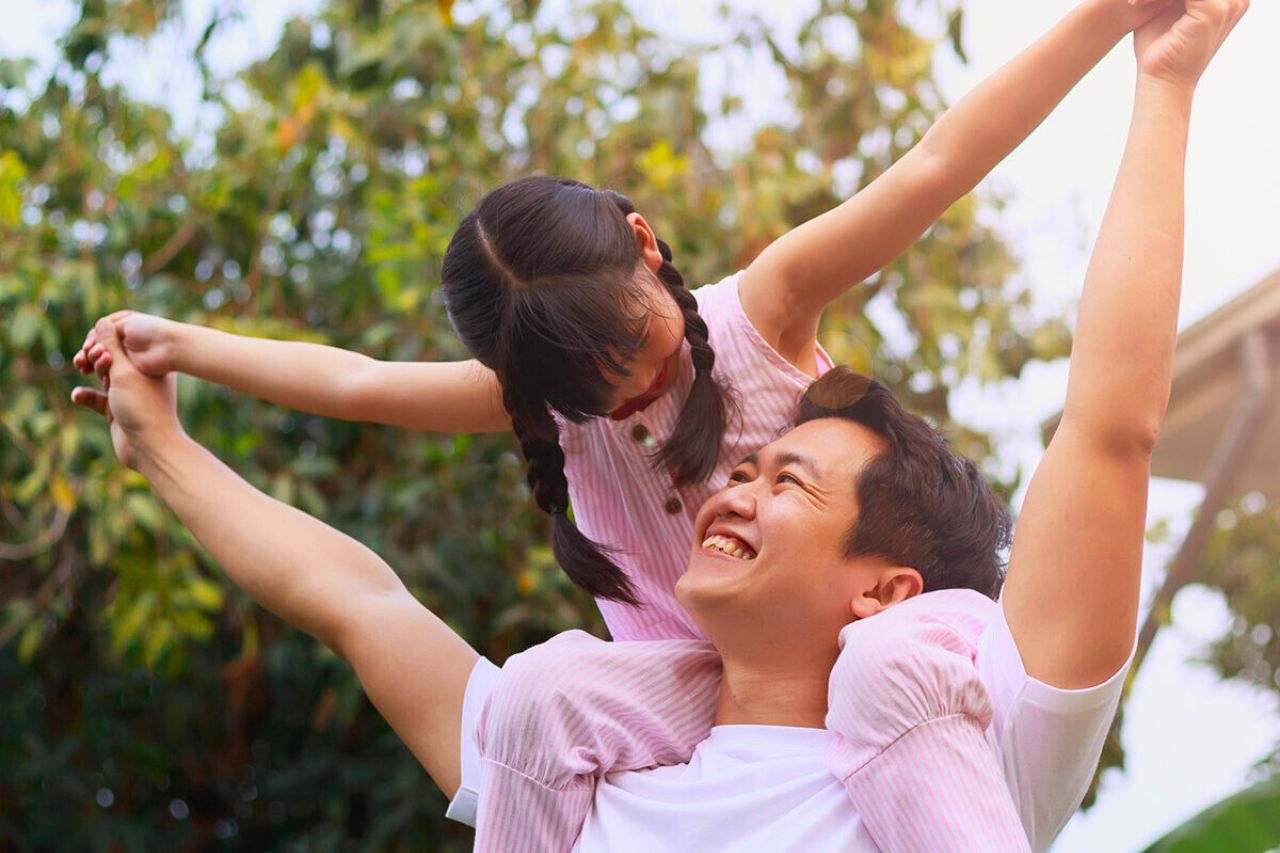 Un père et sa fille, photo illustrant la fête des Pères