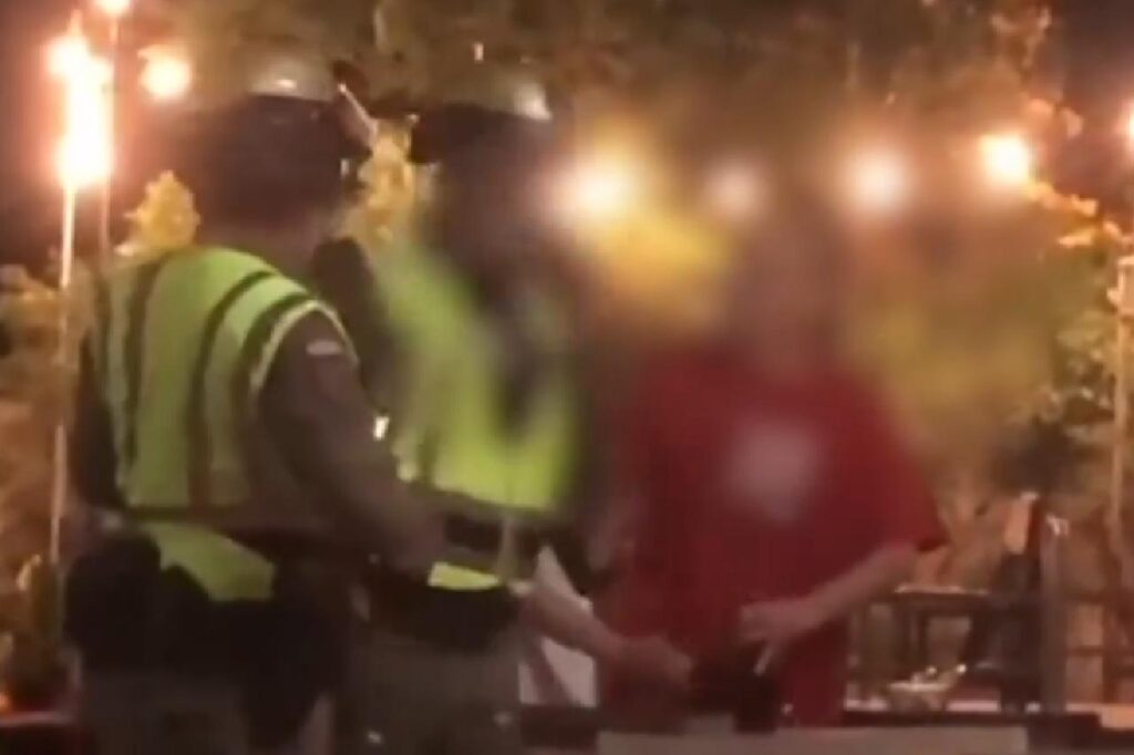 Quand un chef de police ivre agresse un étranger en Thaïlande