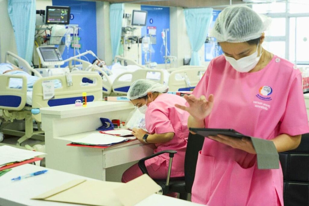 Le personnel dans un hôpital de Thaïlande vérifie les informations d'un patient.