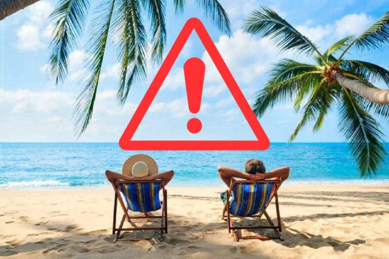 Couples sur une plage de Thaïlande avec le symbole indiquant un danger