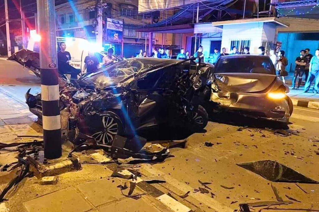 Un conducteur de voiture Tesla percute 12 véhicules en Thaïlande