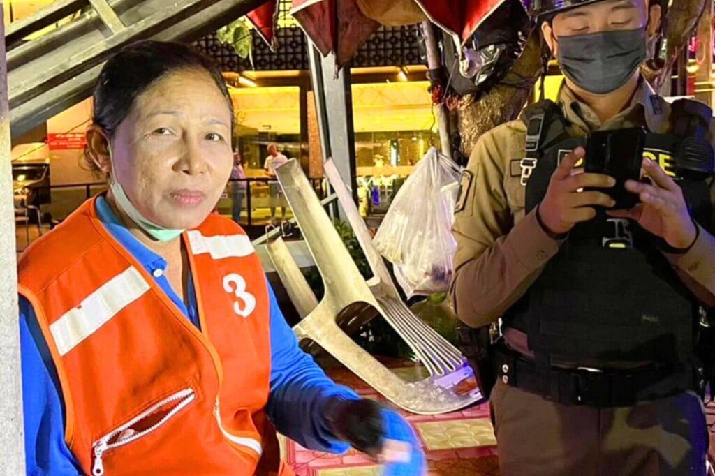 Une femme moto-taxi en Thaïlande trouve un sac contenant 64 800 bahts et le restitue