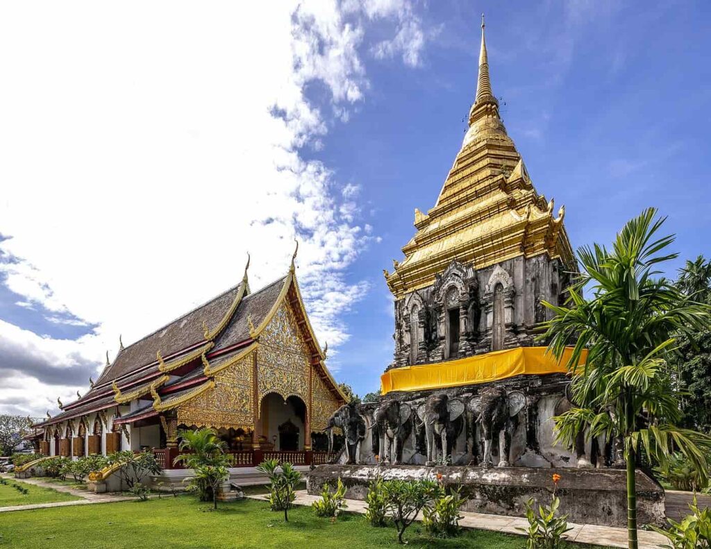 Choc culturel en Thaïlande : 2 touristes prennent un bain de soleil dans un temple