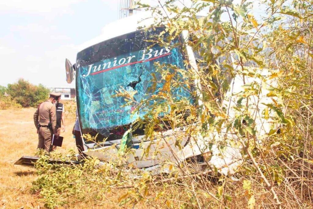 Thailand: 40 deaths per day on the roads, drink driving is the cause 5 Police inspect a tourist bus after it skidded off a road in Bo Phloi district, Kanchanaburi in February 2024