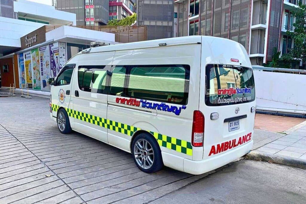 Une ambulance de la Fondation Ruamkatanyu stationnée au service des urgences de l'hôpital Chonprathan, à Nonthaburi