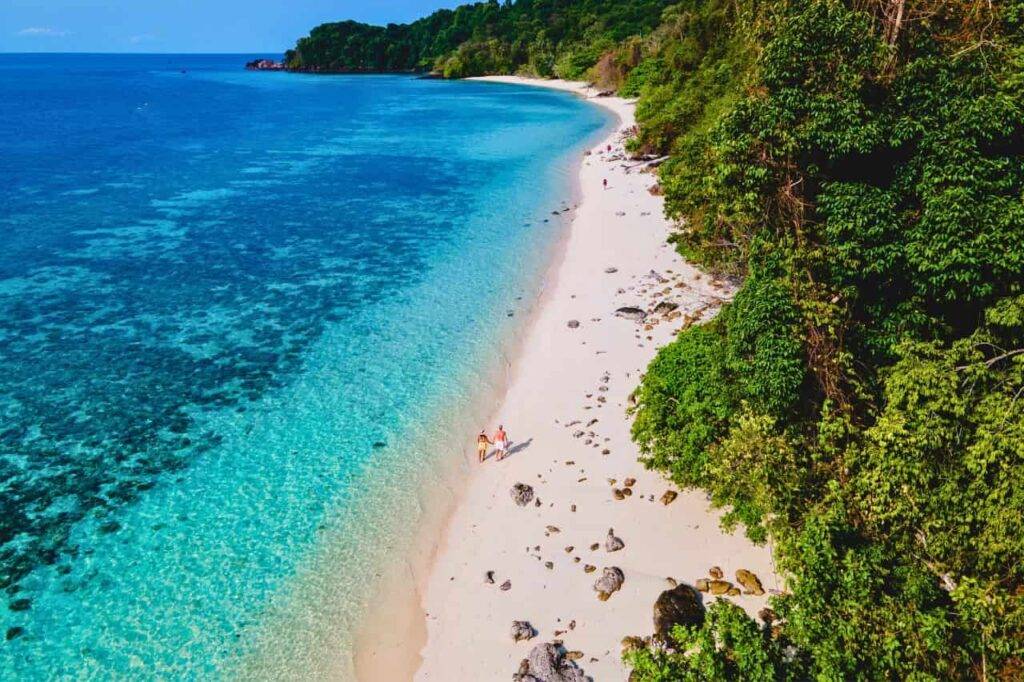 Un couple se promène sur une plage de l'île de Koh Kradan en Thaïlande