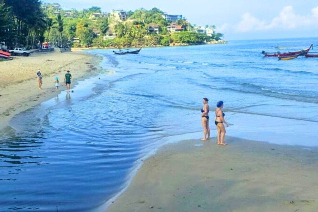 Une célèbre plage de Phuket polluée par des eaux usées noires