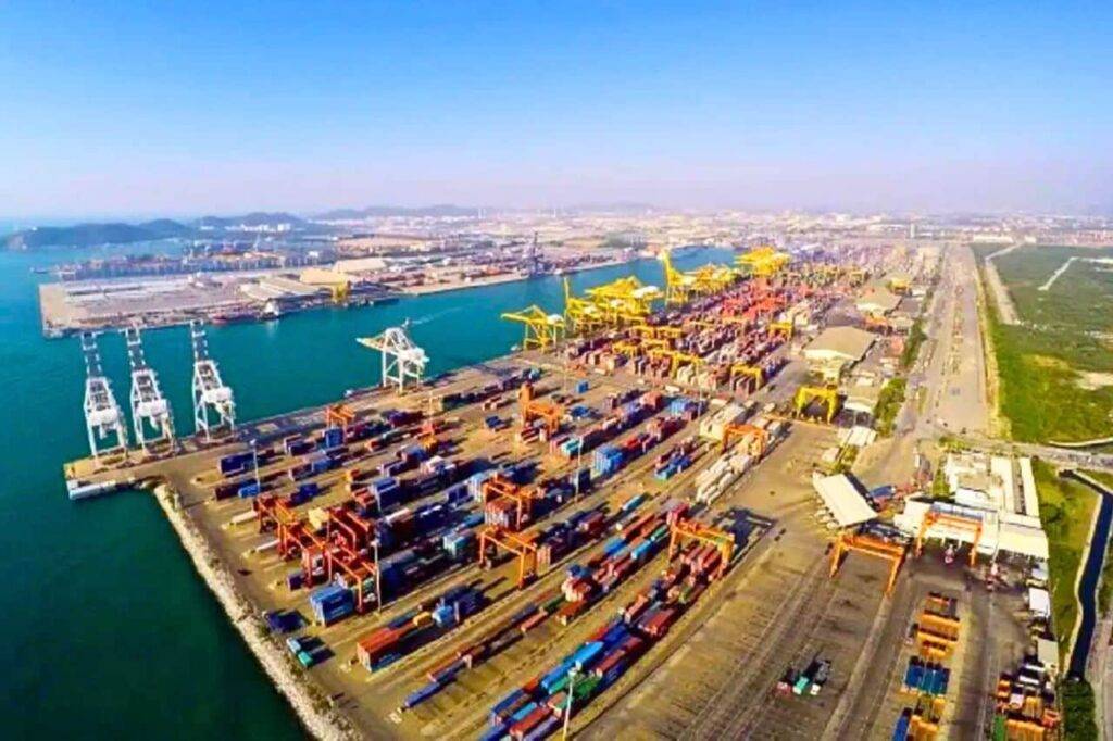 Interprétation par un artiste d'un port en eau profonde dans le cadre du projet de pont terrestre