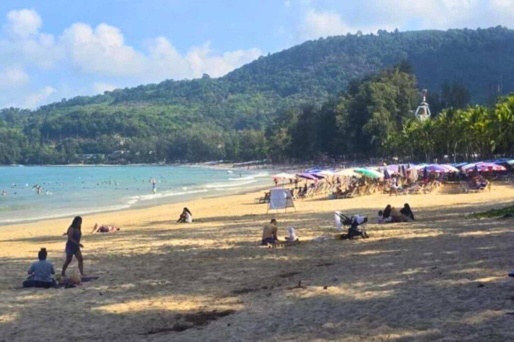 Une célèbre plage de Phuket polluée par des eaux usées noires