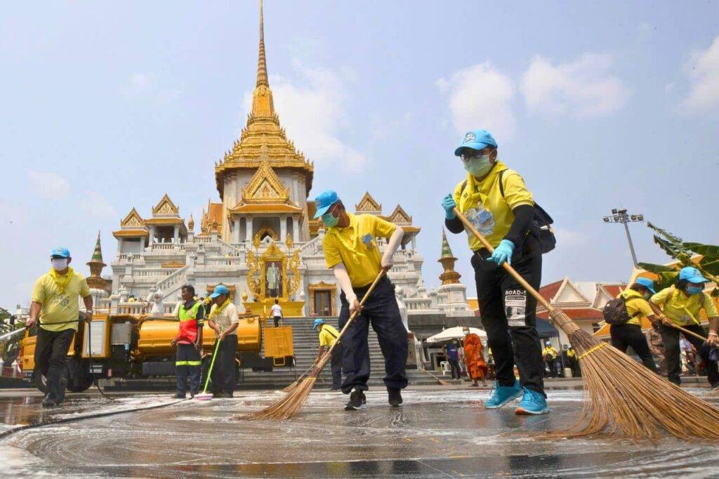 Nettoyage du temple Wat Traimit à Bangkok