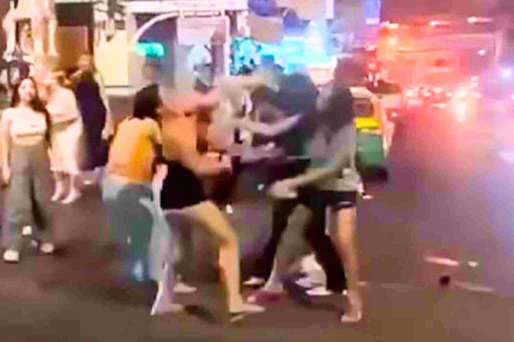 Des bagarres entre ladyboys thaïlandais et philippins sèment le chaos à Bangkok