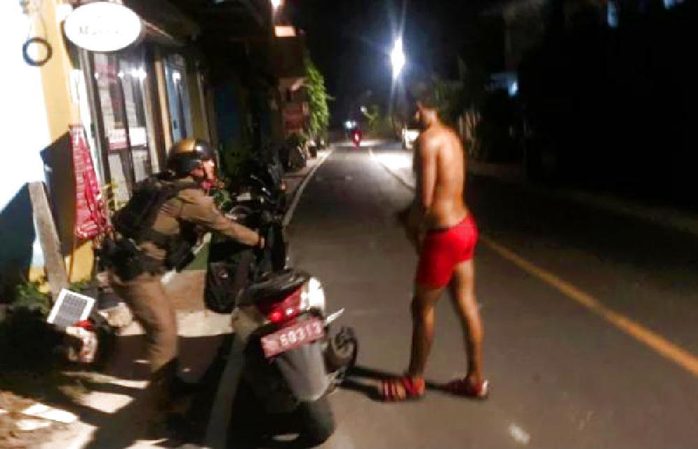 Un touriste enragé détruit un taxi et agresse le chauffeur à Phuket en Thaïlande