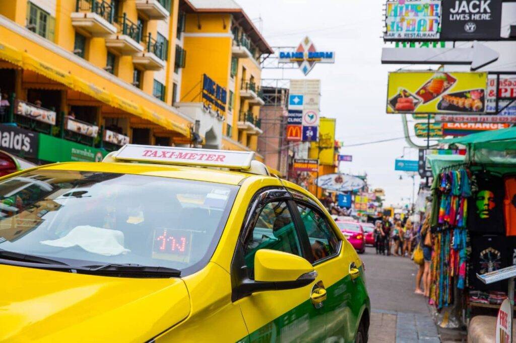 Un taxi thaïlandais rend un sac contenant 3 310 dollars et des passeports à des touristes