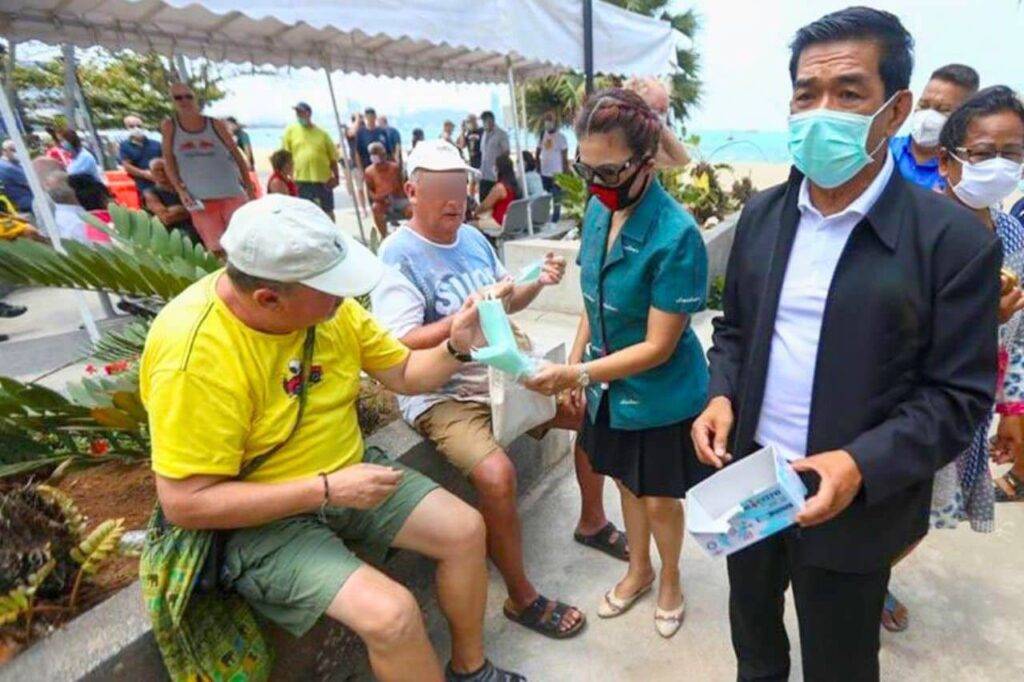 La Thaïlande veut rétablir le port du masque obligatoire dans les zones touristiques