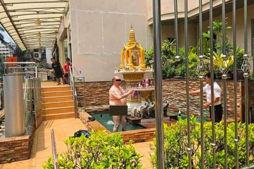 Thaïlande : Un étranger nu défèque dans la rue et se nettoie dans un sanctuaire