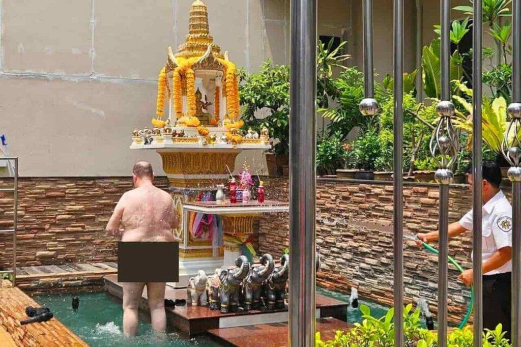 Thaïlande : Un étranger nu défèque dans la rue et se nettoie dans un sanctuaire 4 Thaïlande : Un étranger nu défèque dans la rue et se nettoie dans un sanctuaire