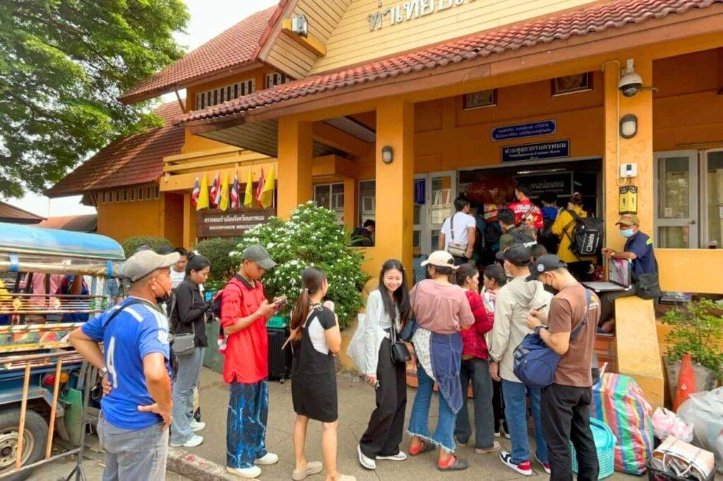 Des voyageurs font la queue au poste de contrôle de l'immigration dans la province de Nakhon Phanom, dans le nord-est du pays