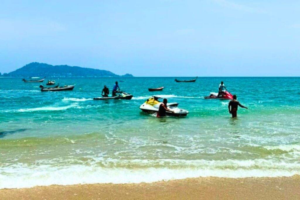 Phuket : quatre Français se baignent malgré les drapeaux rouges, un mort