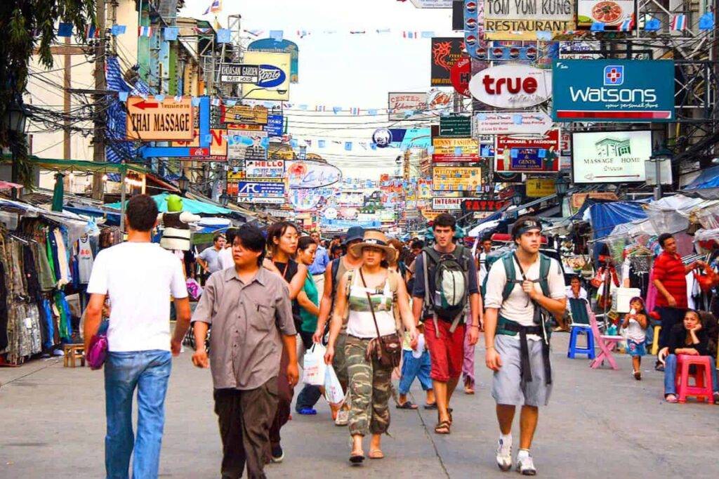 Touristes dans la rue de Khao San à Bangkok
