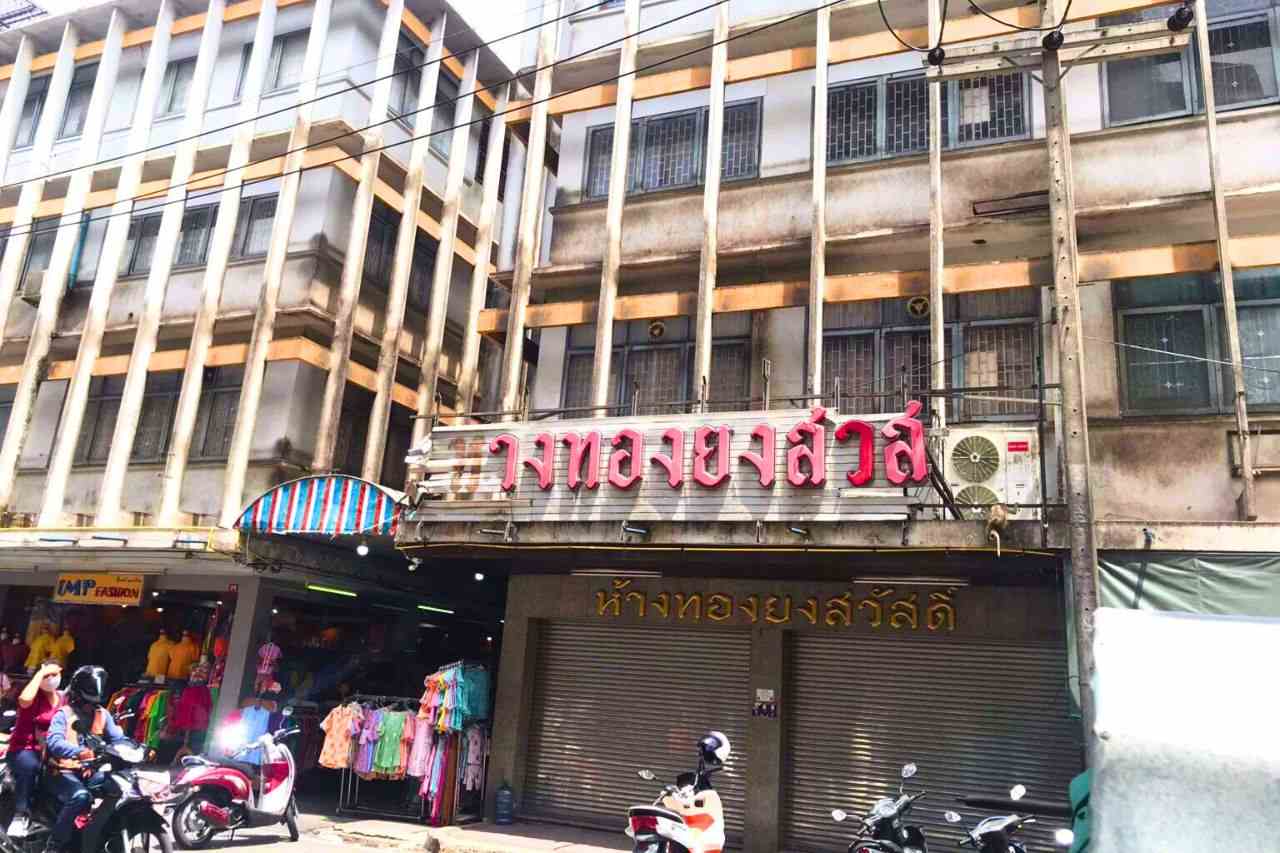 La célèbre ville des singes de Thaïlande reprend vie avec moins de singes