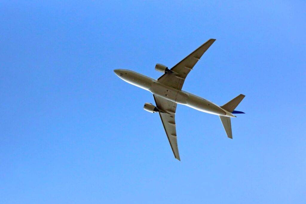 Avion dans le ciel vu du sol