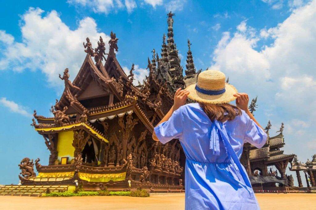 Hausse du baht : la Thaïlande devient trop chère pour ses touristes fidèles 7 Une touriste prend une photo du sanctuaire de la vérité à Pattaya