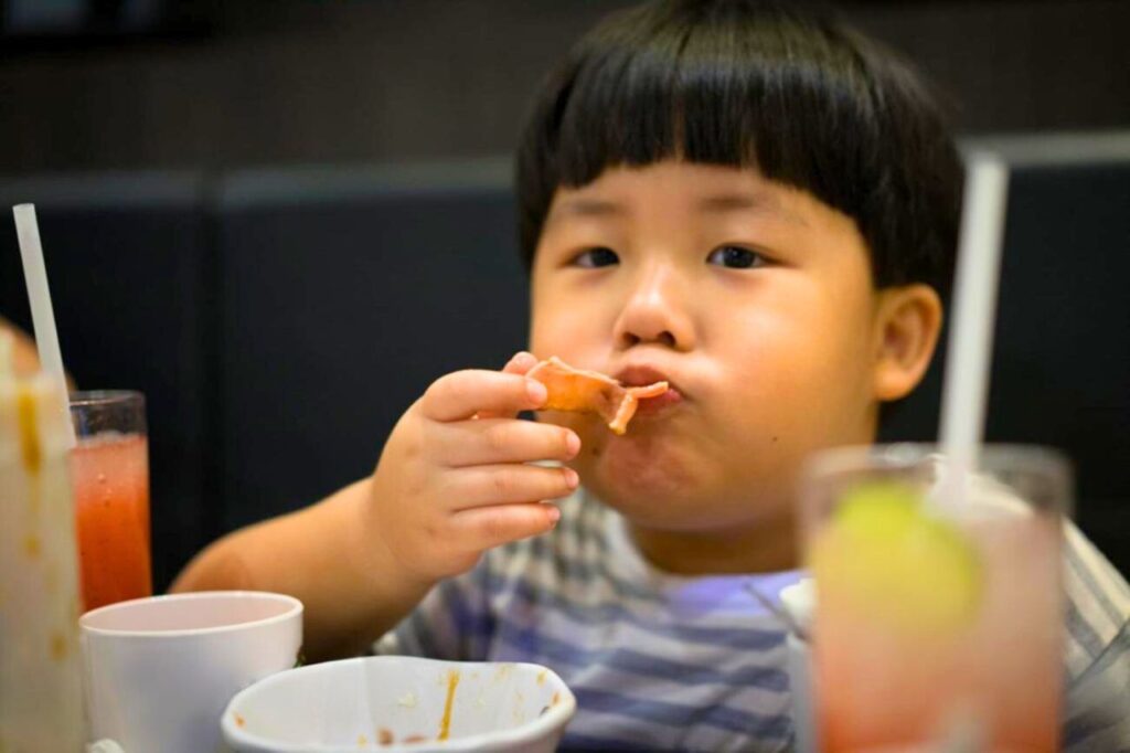 Obésité : la Thaïlande veut réglementer les publicités pour la malbouffe