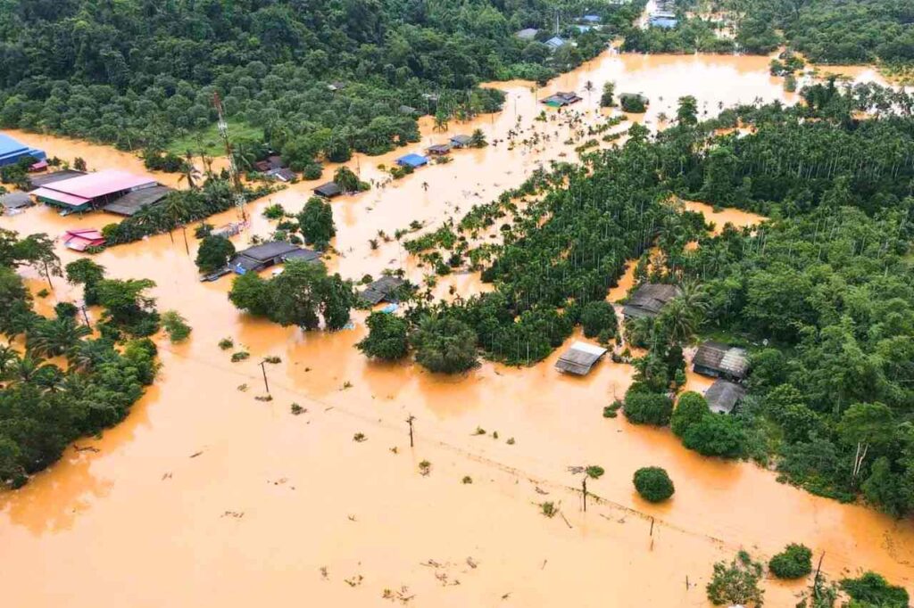 La Thaïlande frappée par des inondations : des touristes secourus