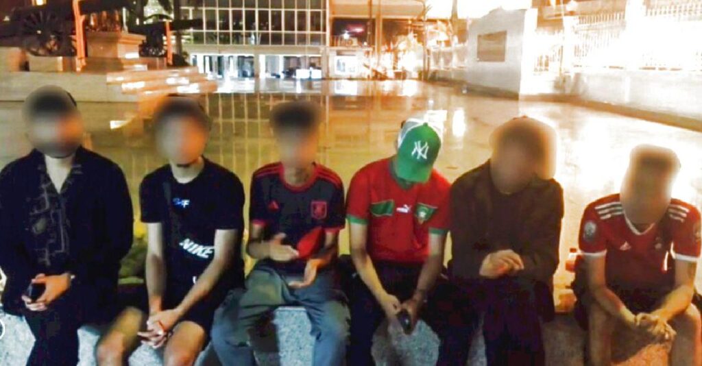 De nombreuses personnes sont détenues aussi dans des centres d'appels au Cambodge, mais comme des membres haut placés dans le gouvernement cambodgiens sont impliqués, il est difficile de les secourir. Voir : L’industrie de la cyber-escroquerie se développe au vu et au su de tous au Cambodge