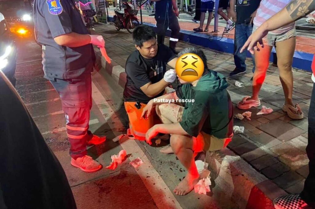 Un touriste en colère saccage une rue de Pattaya en Thaïlande