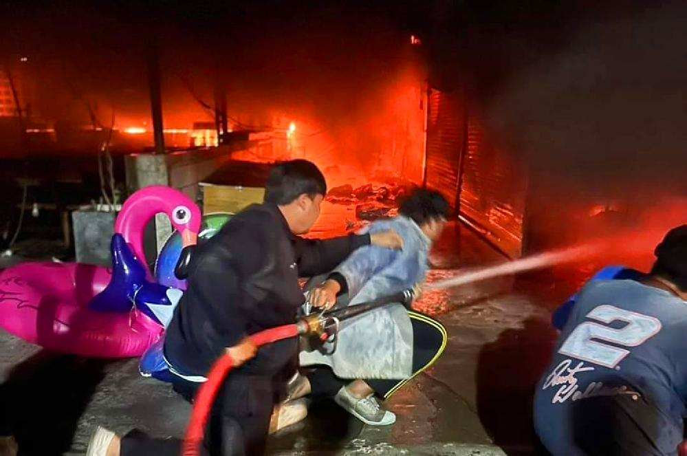 Un incendie a ravagé un centre commercial à Phuket en Thaïlande
