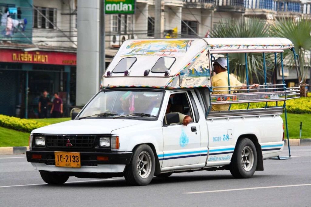 Un touriste meurt après être tombé d'un pick-up taxi à Pattaya en Thaïlande