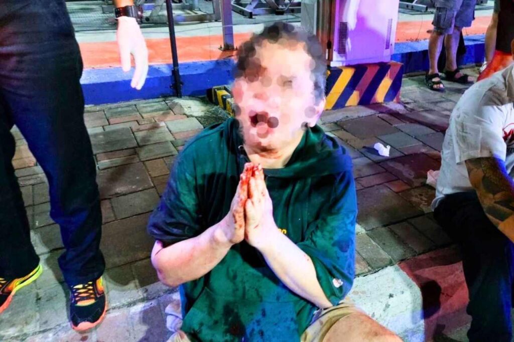 Un touriste en colère saccage une rue de Pattaya en Thaïlande