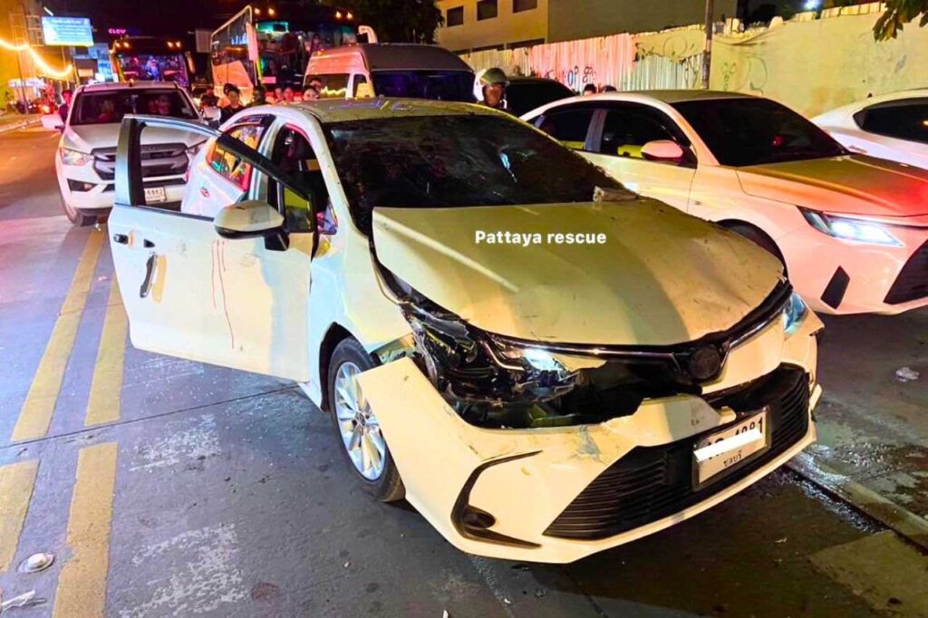Un touriste en colère sème la panique dans une rue de Pattaya en Thaïlande