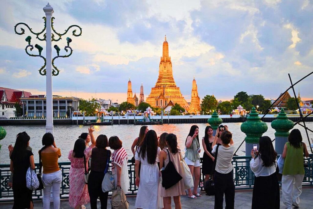 Des touristes devant le temple Wat Arun à Bangkok