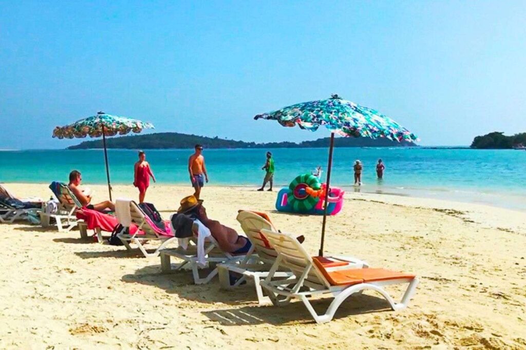 Touristes sur une plage de Koh Samui dans le sud de la Thaïlande