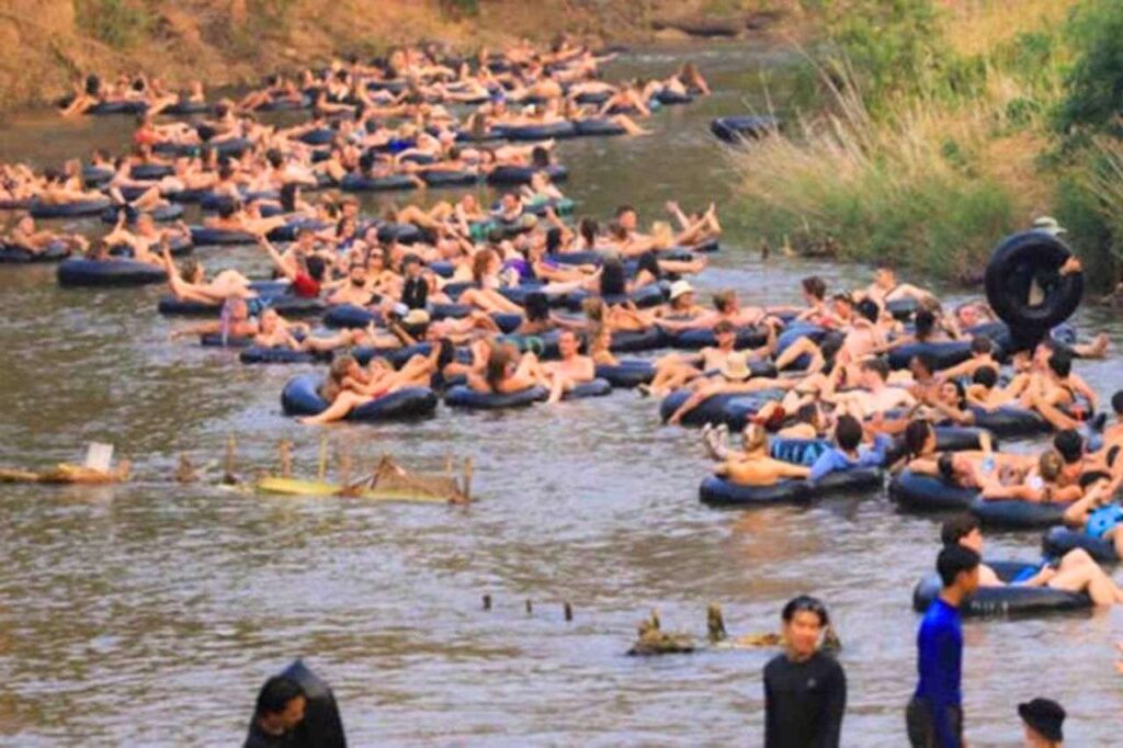 Thaïlande : le surtourisme suscite des tensions entre touristes et locaux à Pai