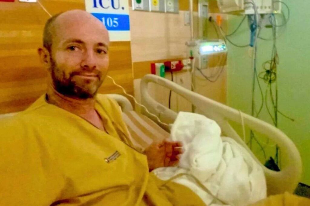 Thaïlande : après avoir frôlé la mort, un expatrié consacre sa vie à sauver les chiens de rue