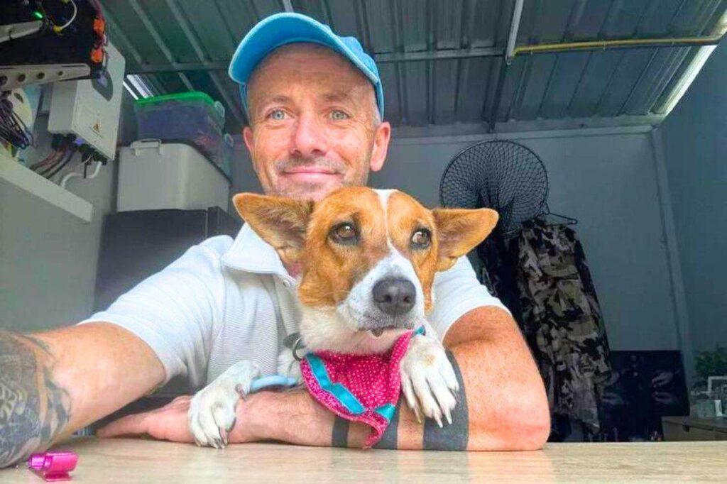 Thaïlande : après avoir frôlé la mort, un expatrié consacre sa vie à sauver les chiens de rue
