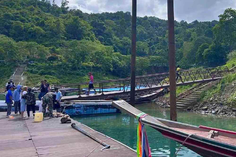 Un van touristique plonge dans un réservoir dans le sud de la Thaïlande