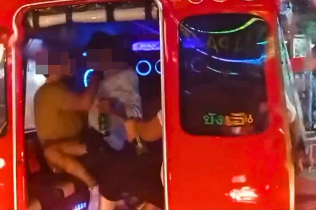 Des touristes surpris en train de faire l'amour dans un tuk tuk en Thaïlande