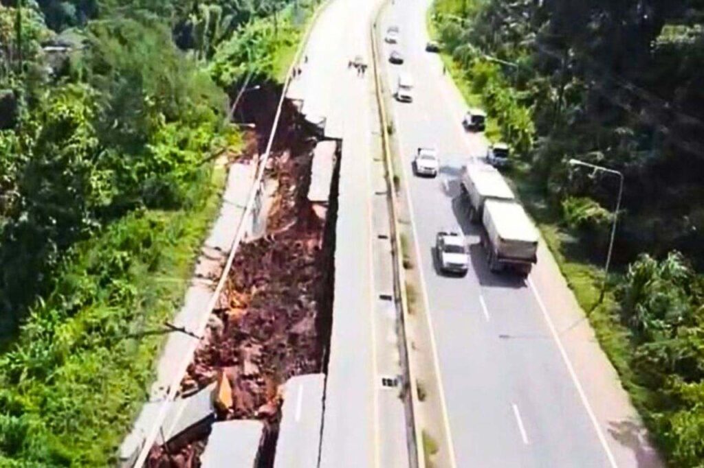 Les fortes pluies font s'effondrer une autoroute en Thaïlande