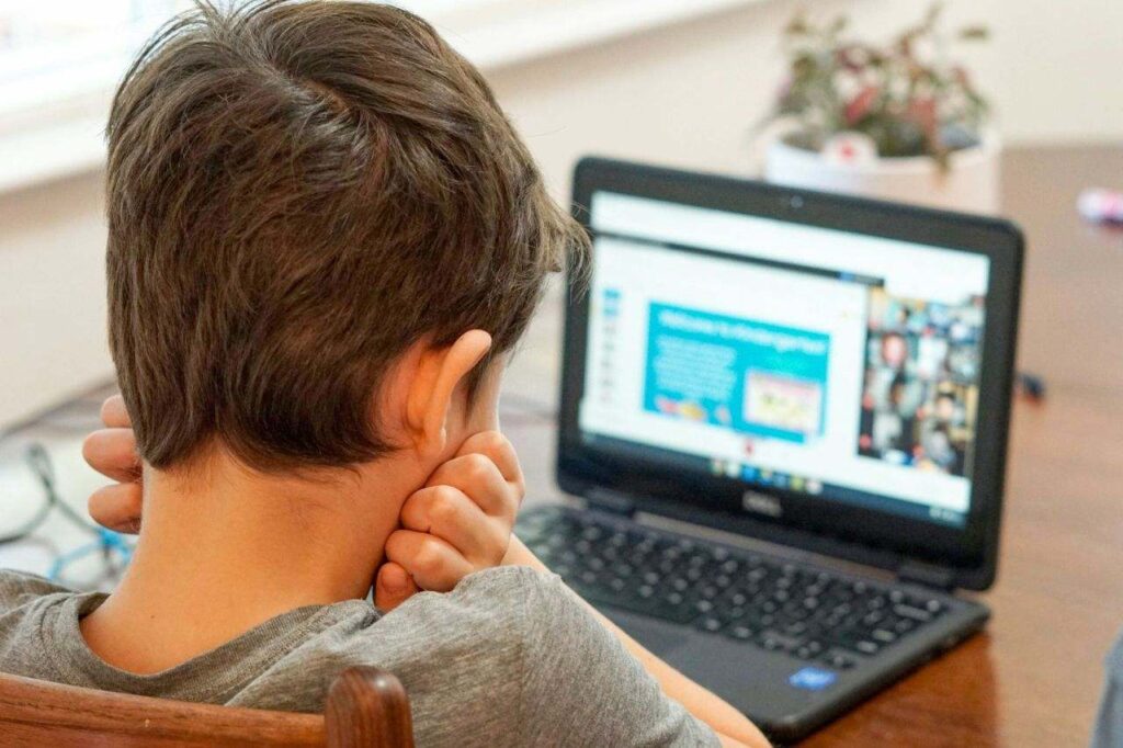 En Thaïlande, les abus sexuels en ligne sur les enfants sont à un niveau record