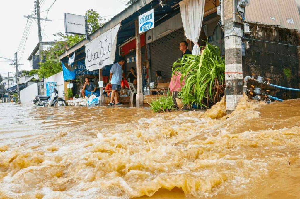 Die Überschwemmungen im Norden Thailands verschlimmern sich, Touristen evakuiert