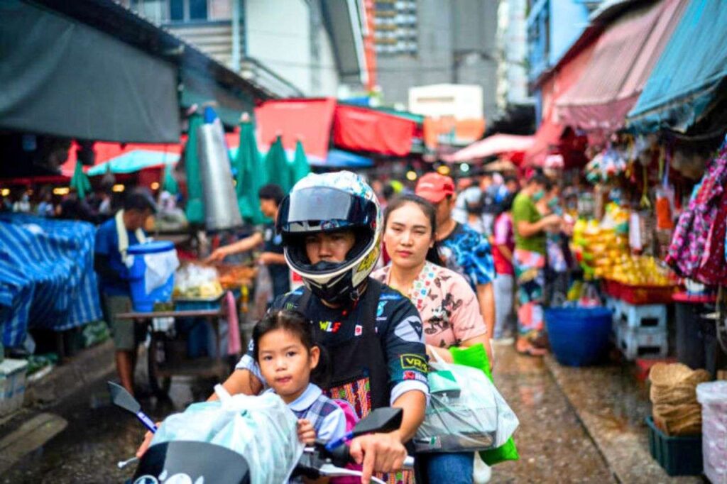 Menschen beim Einkaufen auf einem Markt in Bangkok