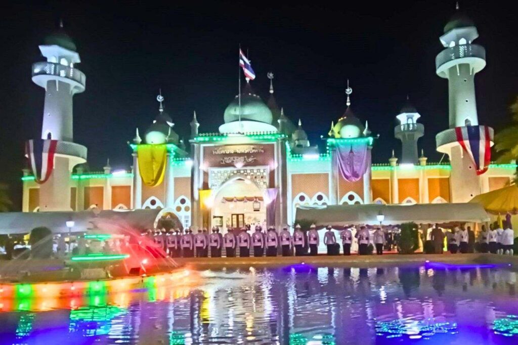 Le roi et la reine de Thaïlande président un concours de récitation du Coran