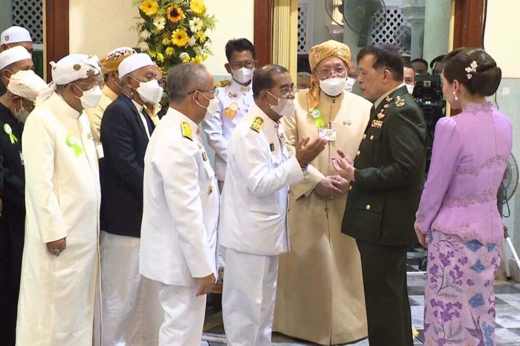 Le roi et la reine de Thaïlande président un concours de récitation du Coran